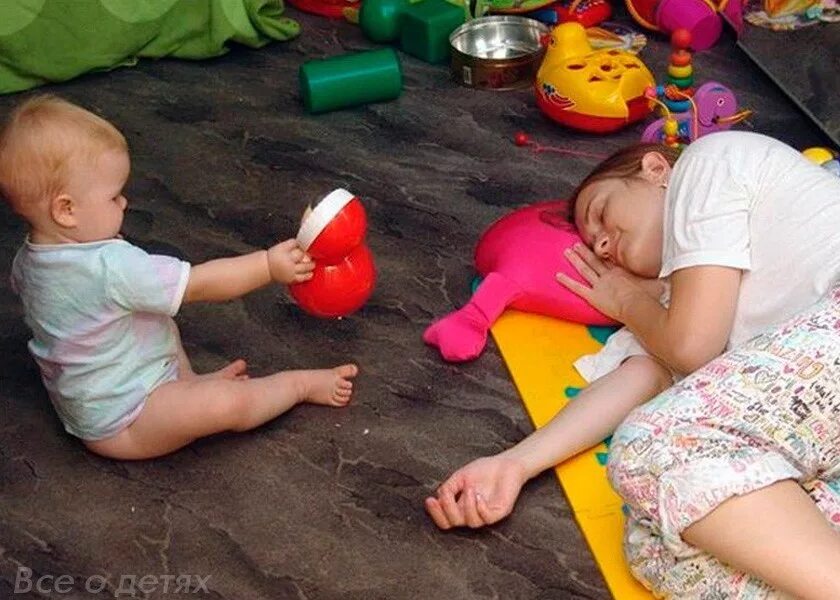 Мама должна отдыхать. Уставший ребенок. Уставшая мама с детьми. Маме надо отдохнуть. Мама во сне.