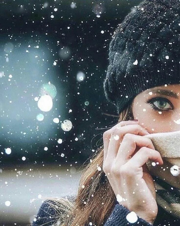 Девушка в снегу. Девушка зимой со спины. Фотосессия зимой. Женщина и снегопад. Девушка в снегу.