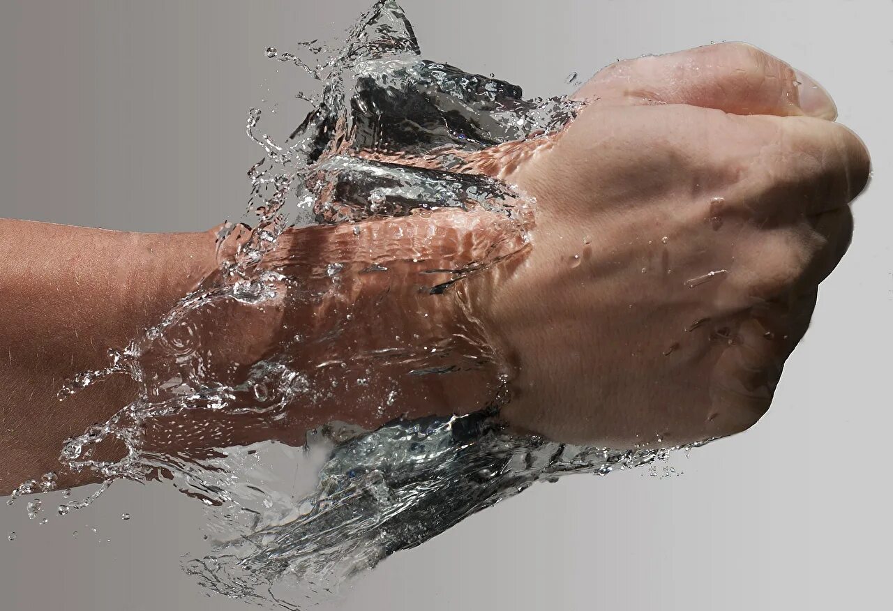 Силен вода. Вода в руках. Сильная струя воды. Рука сквозь воду.