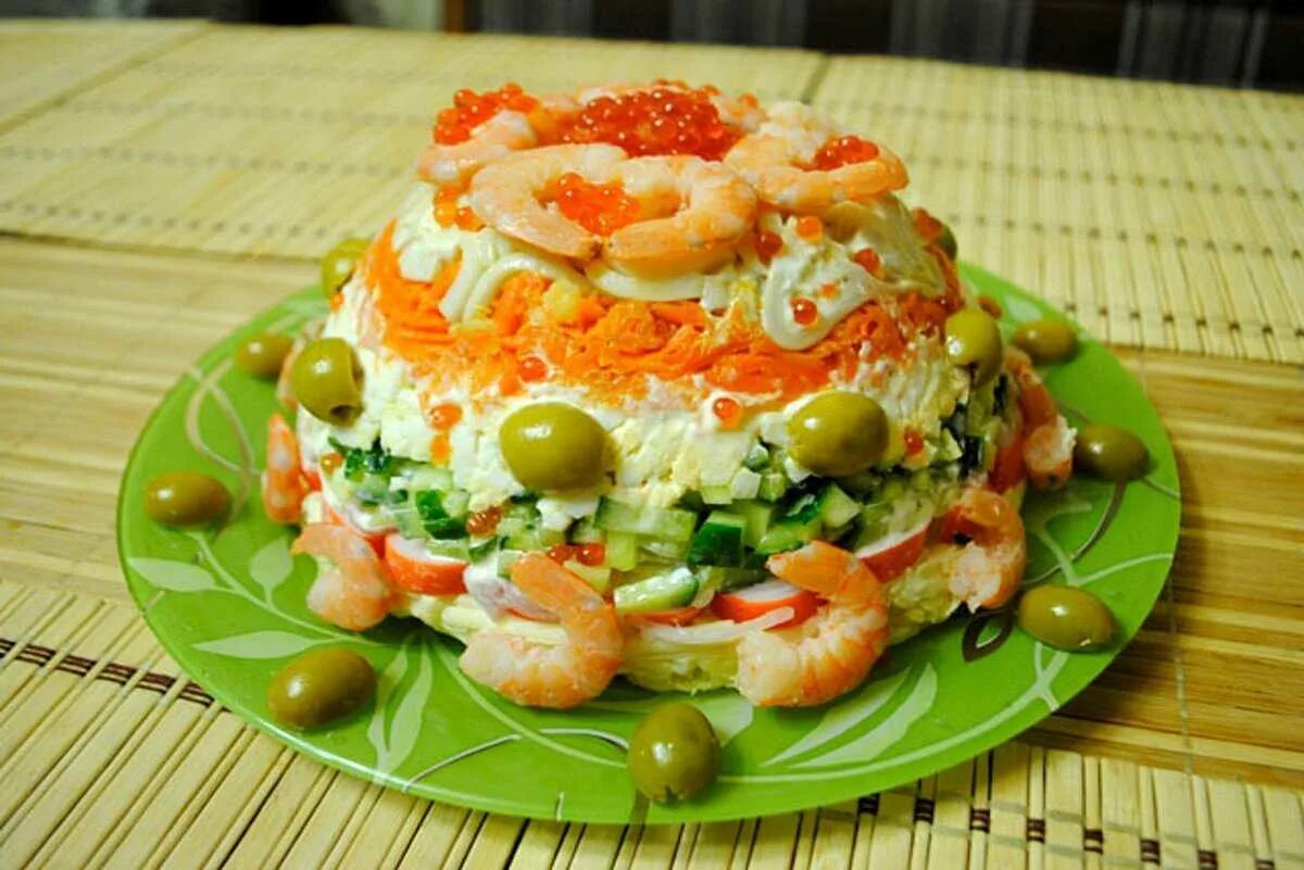 Салат Царский с красной икрой и кальмарами. Салат Царский с красной икрой и кальмарами и креветками и семгой. Салат Королевский с креветками и кальмарами и красной. Царский салат с семгой