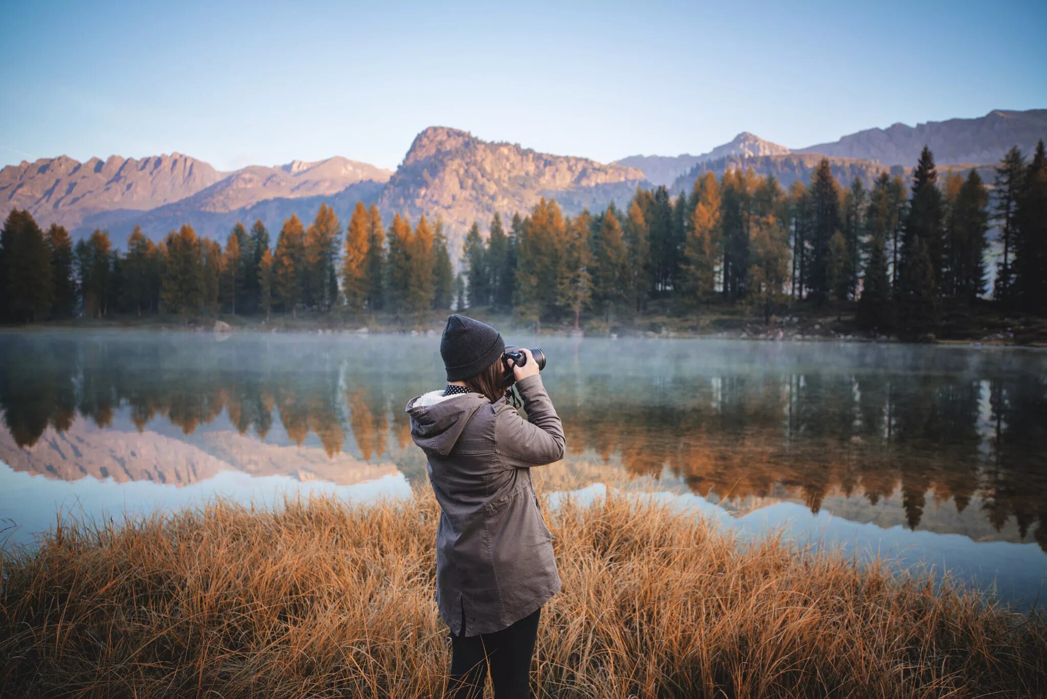 Красивые пейзажи с людьми. Фотограф фотографирует природу. Человек и природа. Фотосъемка пейзажа. Любитель природы 2