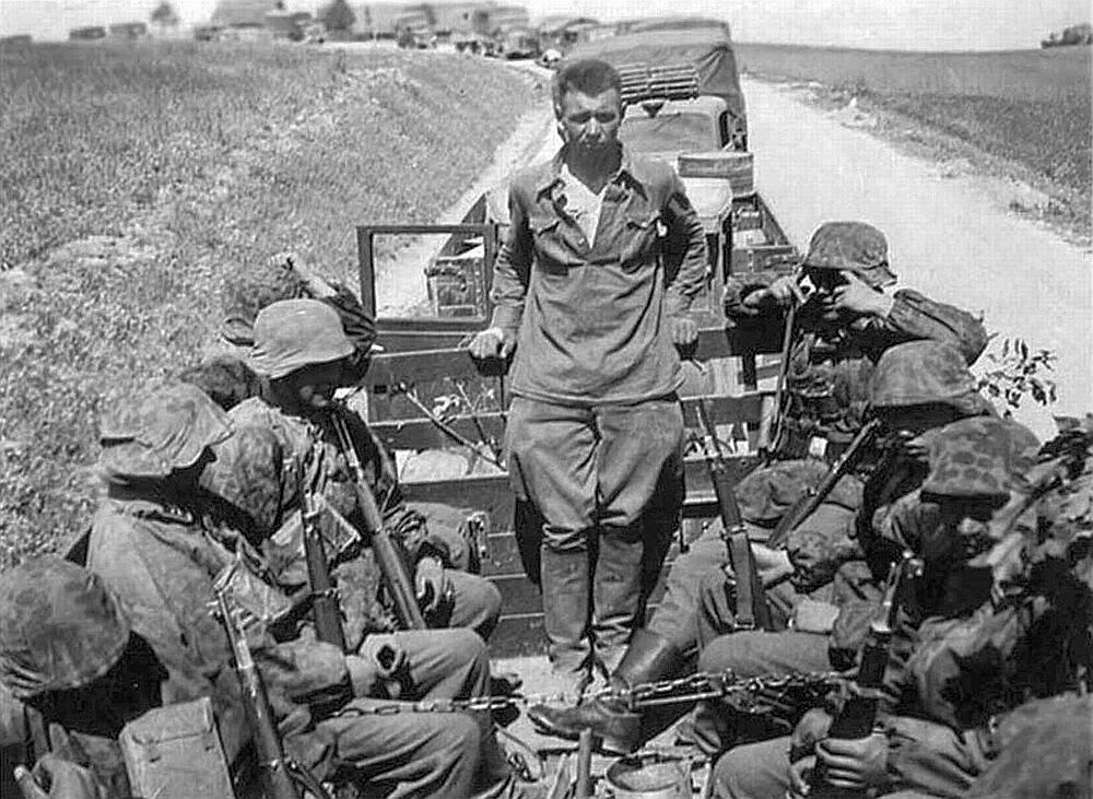 Военхроника. Пленные второй мировой войны 1941-1945. Кривошеин расстрелянные бойцы РККА 1941 1945. Немецкий пленный солдат 1941. Спецназ ВОВ 1941 1945.