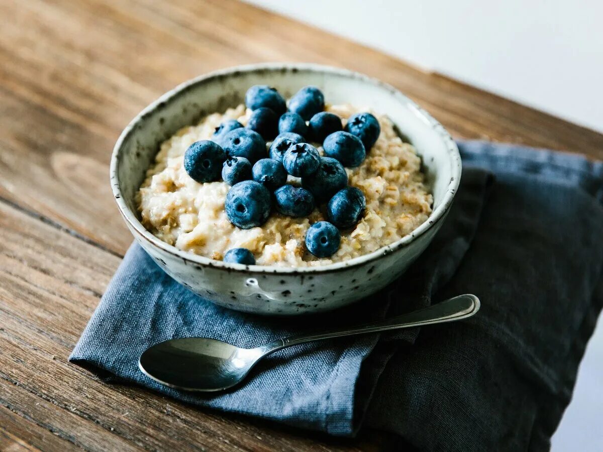 Поридж овсянка. Овсяная каша поридж. Porridge (овсяная каша). Каша с черникой. Включи овсянки