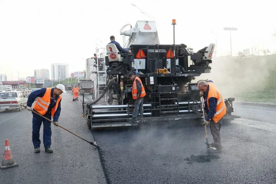 дорожный рабочий. дорожные работы 2019. ямочный ремонт дороги. дорожный рабочий. дорожные работы 2019.