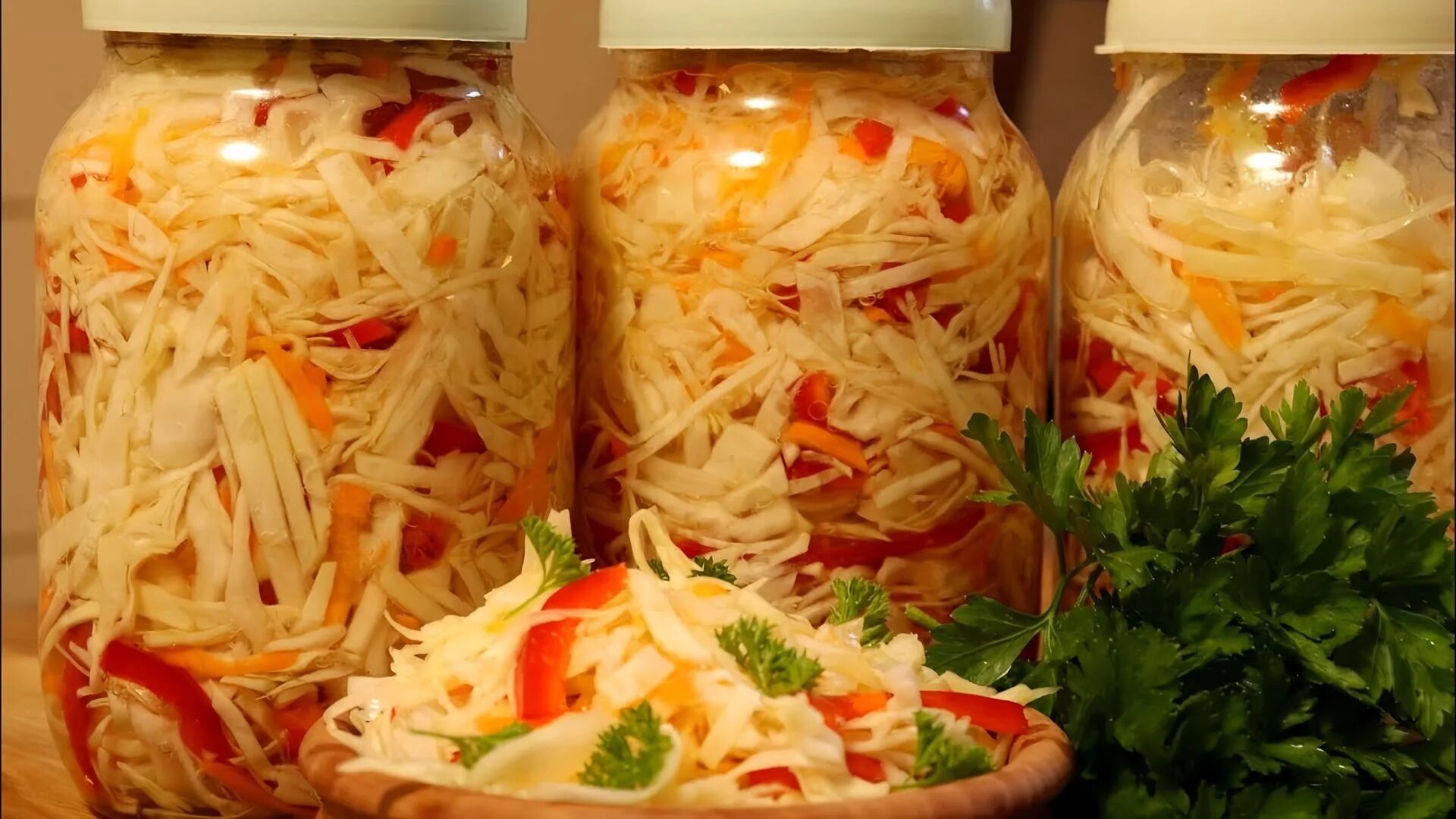 Маринованна я капуста. Капуста маринованная с перцем.