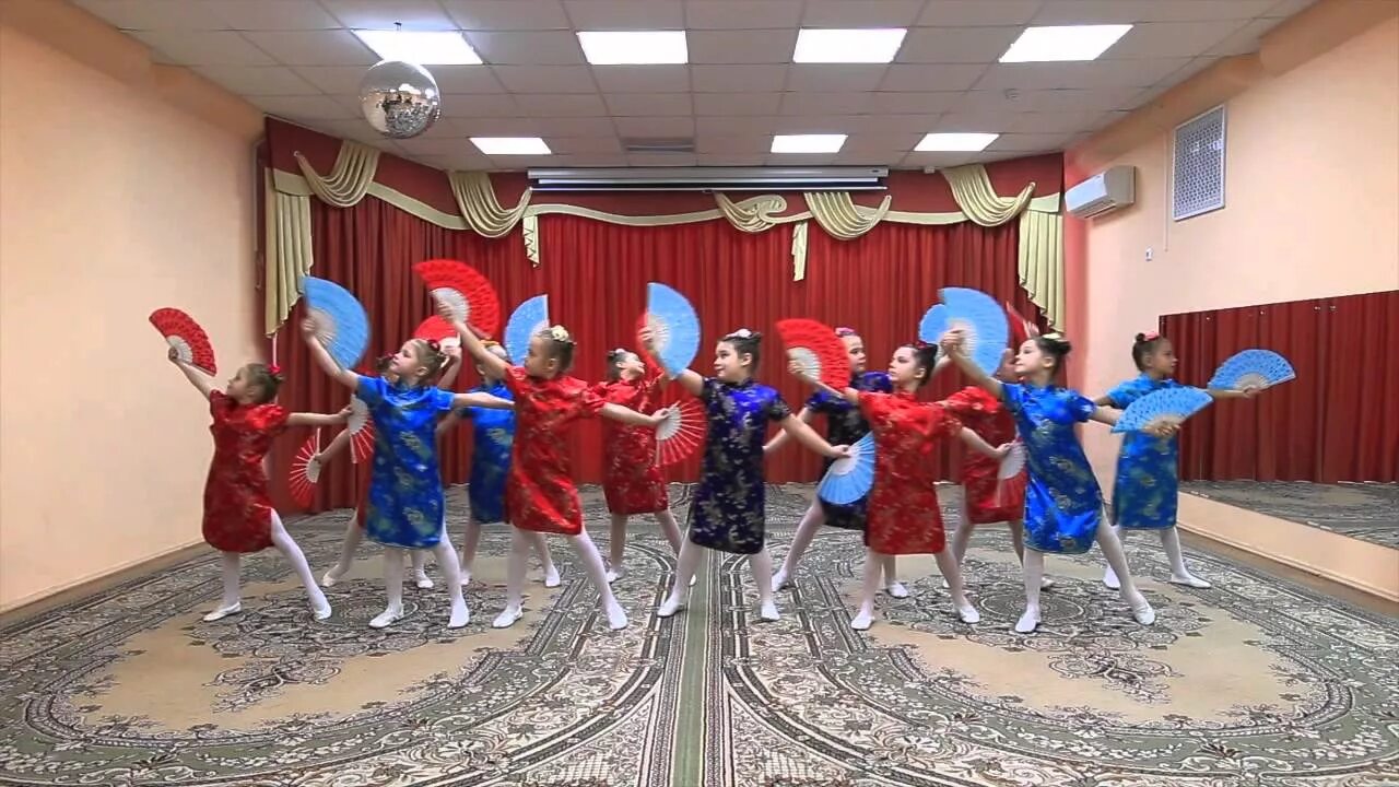 Танец с веерами в саду. Танец с веерами в детском саду. танец японский в детском саду. китайский танец в детском саду. китайский танец с веерами в детском саду.