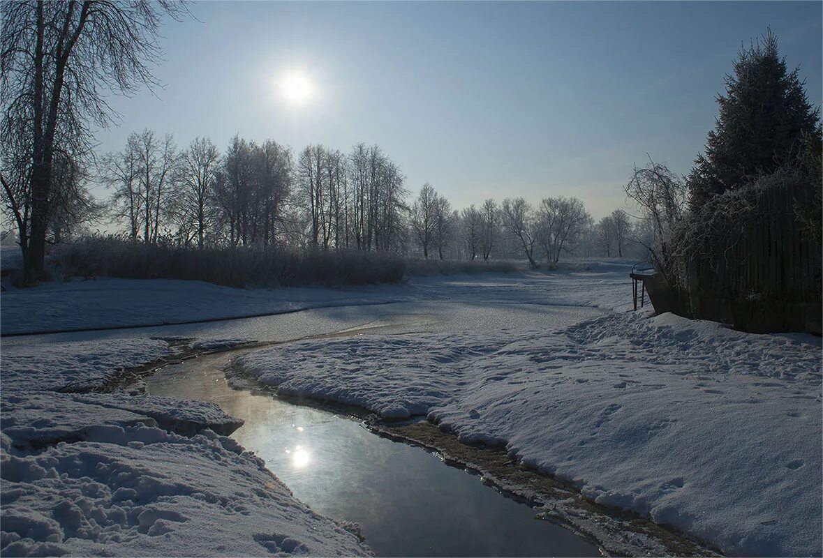 И ель сквозь иней зеленеет и речка подо льдом блестит. Речка подо льдом блестит. Блестит подо льдом. Река подо льдом. Речка подо льдом блестит.