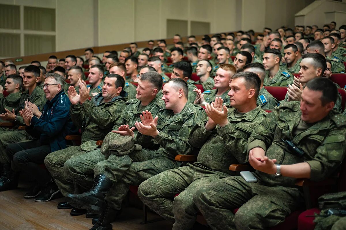 Военный клуб. Алабино. Армейский клуб. Солдат аплодирующий.