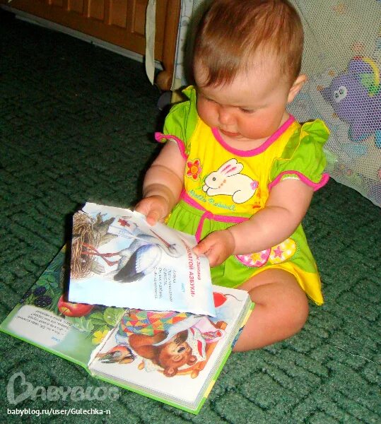 Мальчик рвет книгу. Дети с учебниками. Ребенок рвет книгу картинка. Бумага для детей. Книжки для детей.