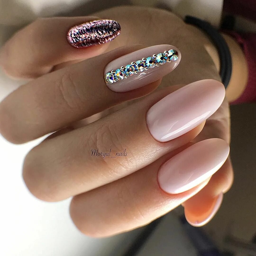 Френч жемчужная втирка миндаль. Маникюр блестки. Нюдовый маникюр 2022 миндаль. Втирка со стразами. Маникюр со стразами и блестками.