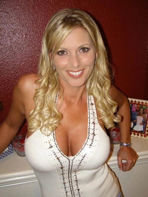 Любительское блондинка жена. Блондинка частное. Красивые взрослые женщины честное. Wife blond. Wife blond.