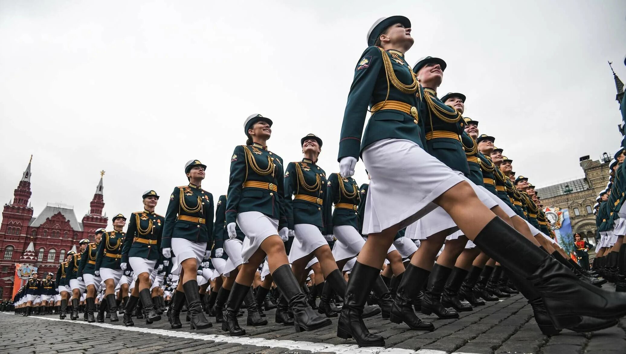 Военнослужащие женщины пособие. Женщины на параде. Военный парад. Женщины на параде Победы. Девочка на параде Победы.