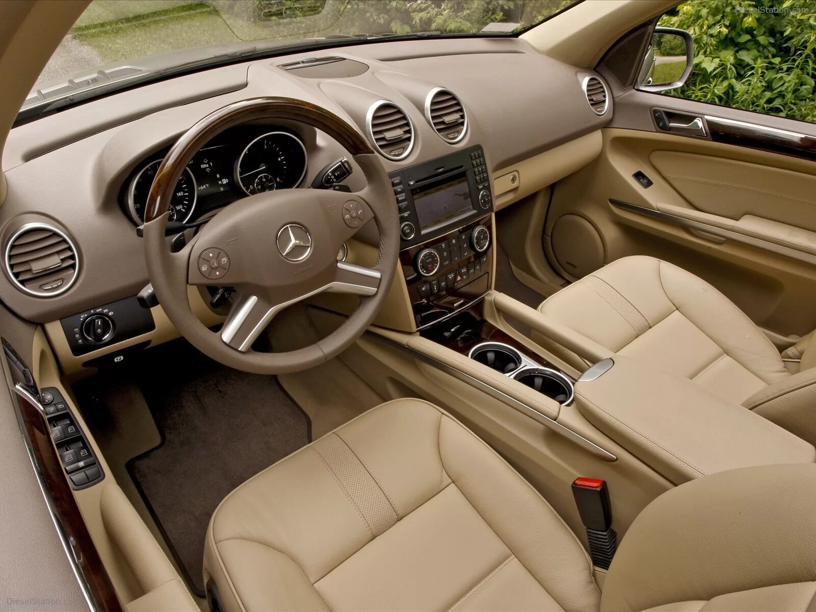 Mercedes ml 2013 салон. Мерседес ml350 салон. Ml salon. Mercedes ml w166 салон. Mercedes benz ml 350 2014 салон.