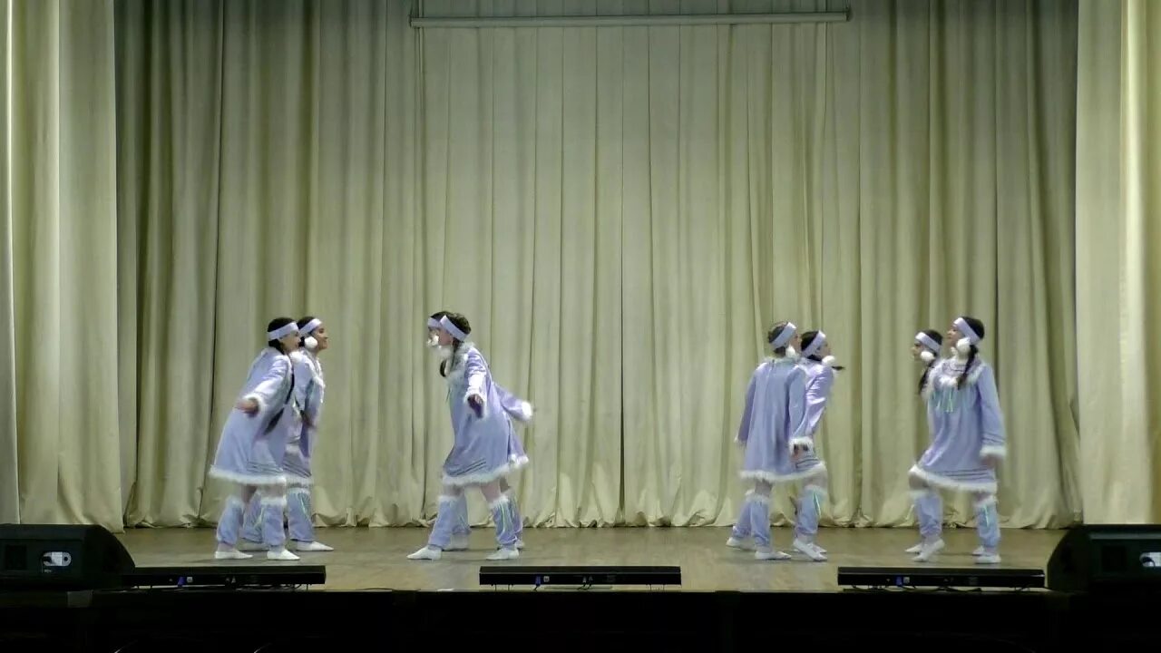 Народный ансамбль гулун. Чукотский танец. Якутские танцевальные коллективы. Якутия танцы. Якутские танцевальные коллективы.