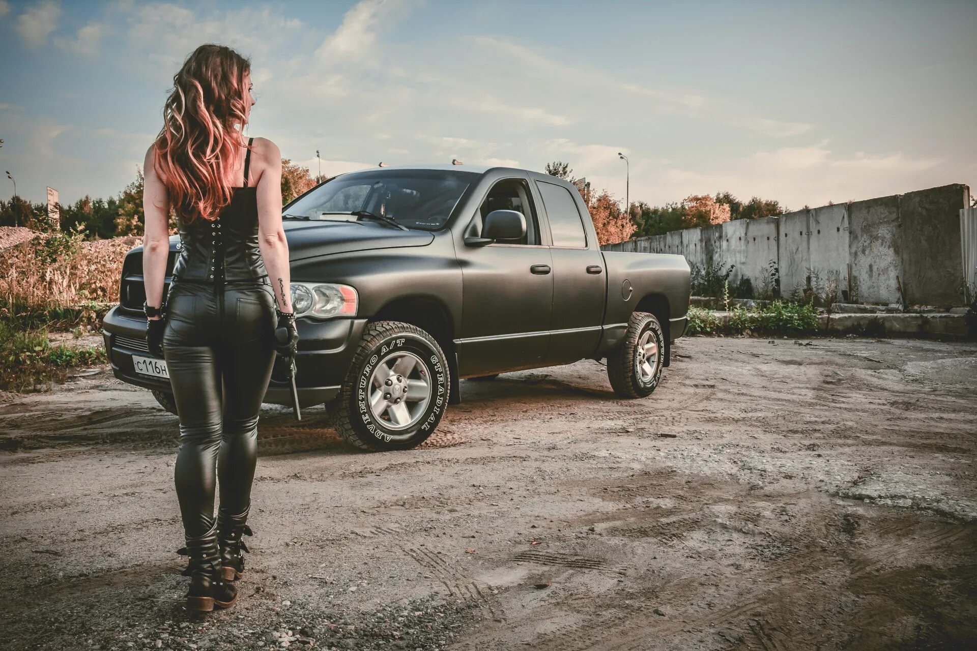 Пикап в юбке. Dodge Ram 1500 девушка. Dodge Ram фотосет. Додж рам девушки. Dodge Ram и девушка.