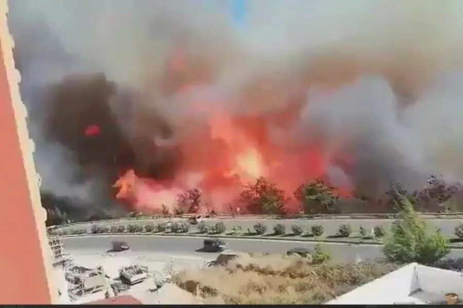 База сша в сирии подверглась ракетному обстрелу. Сша атаковали сирию. Ракетный удар по военной базе сша в сирии. Армия сша и россии в сирии. Камышлы сирия.