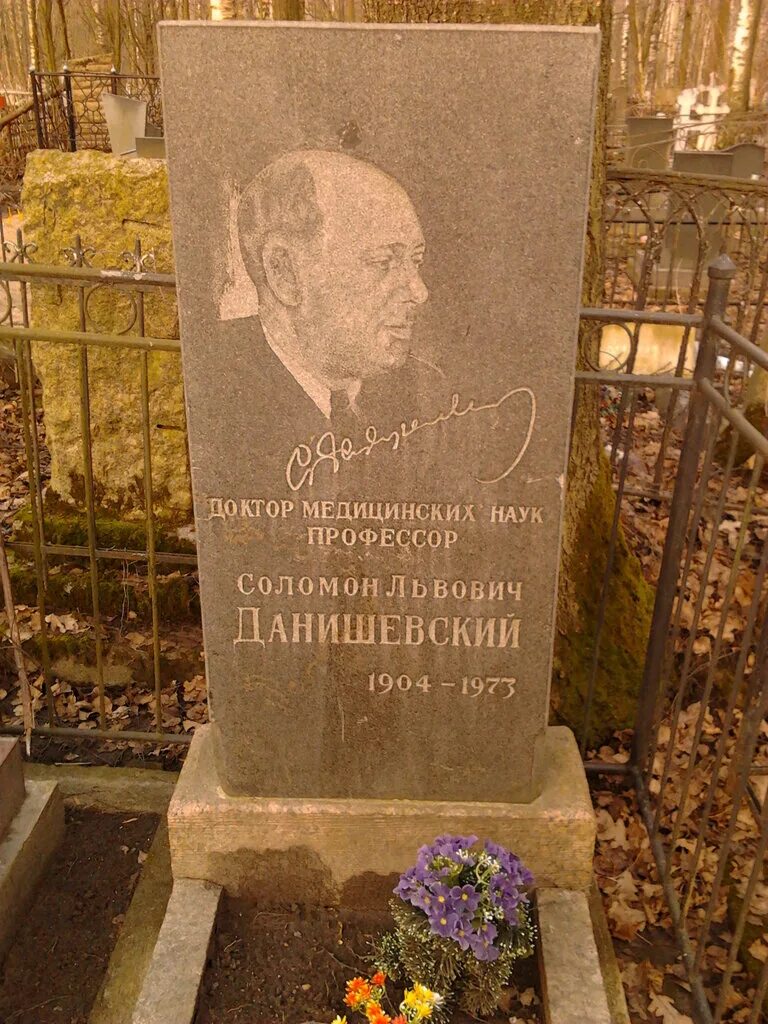 большеохтинском кладбище петербурга. большtj[nbycrht кладбище санкт-петербург. никольский храм на большеохтинском кладбище. большеохтинском кладбище петербурга. большеохтинском кладбище петербурга.