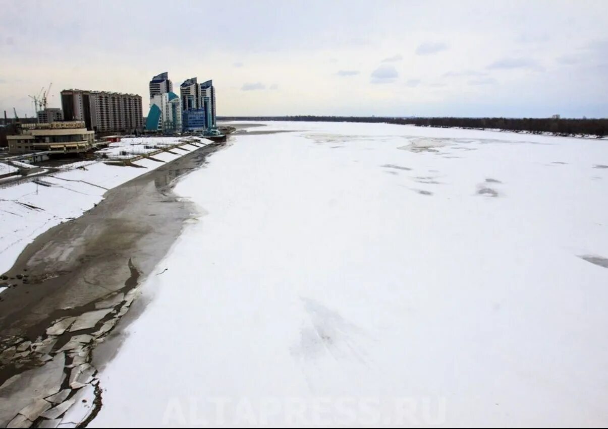 Уровень воды в оби. Барнаул Обь зима. Обь в Барнауле сейчас. Вода в Оби Барнаул. Барнаул вода Обь.