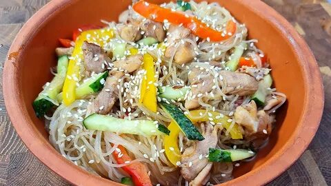 Готовить фунчозу с курицей и овощами соевым