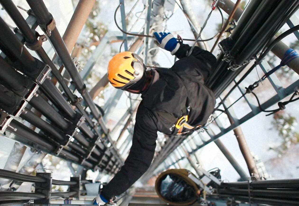 Промышленный альпинизм. Охрана труда в электроэнергетике. Промышленная безопасность. Фотографии высотных работ.
