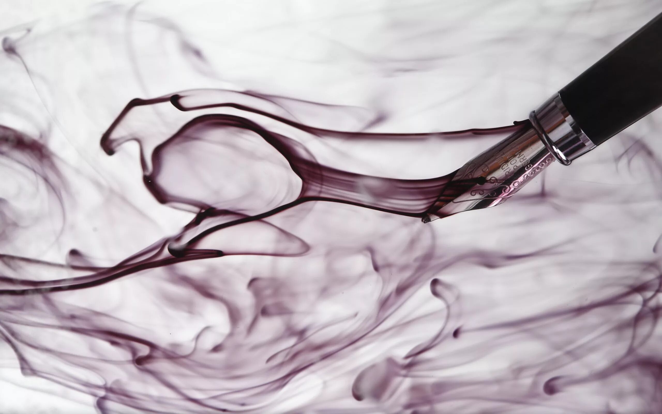 пролитые чернила. черно белое чернила. разлитые чернила. пролитые чернила. опрокинутые чернила.