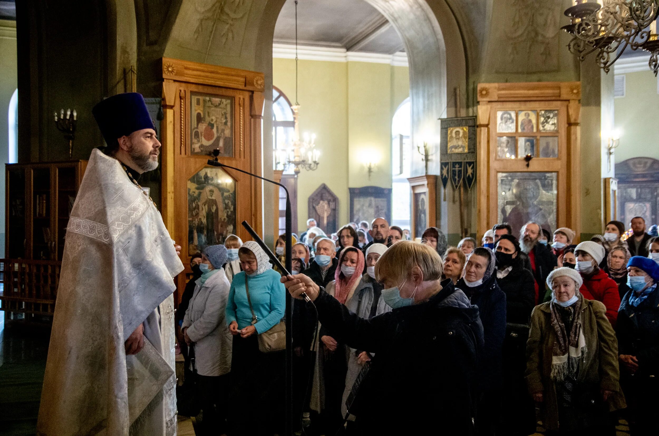 Служба на 9 дней. Храм Благовещения в Петровском парке Пасха. Благовещенский храм в Петровском парке священнослужители.