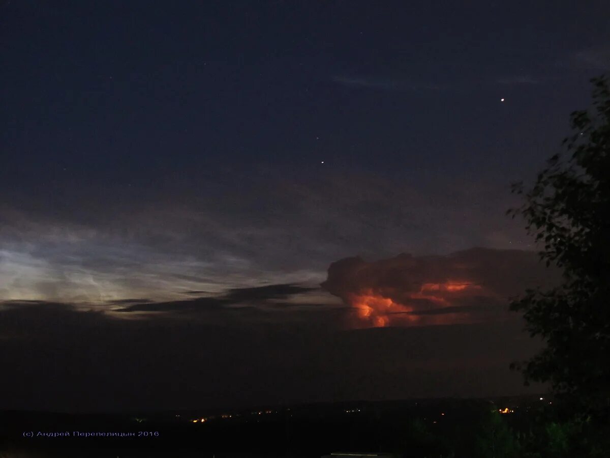 зарницы в небе над. зарницы в небе над. всполохи зарницы. ночные зарницы. ночное небо над новосибирском.