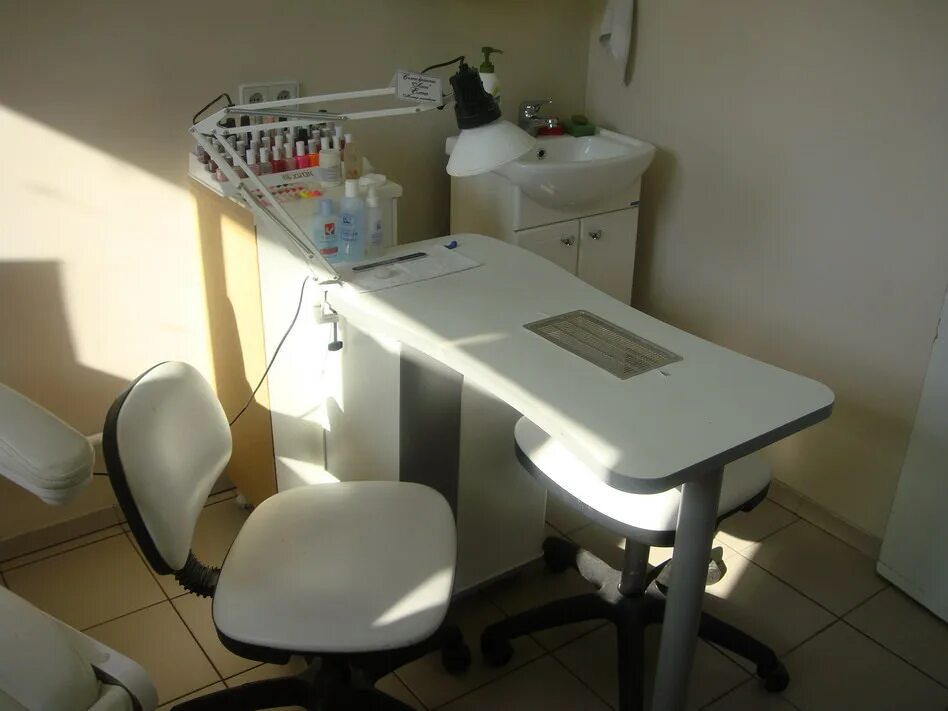 рабочее место мастера маникюра в салоне. мастера маникюра работающие на дому. рабочее место для маникюра. рабочее место мастера маникюра. салон красоты маникюр.