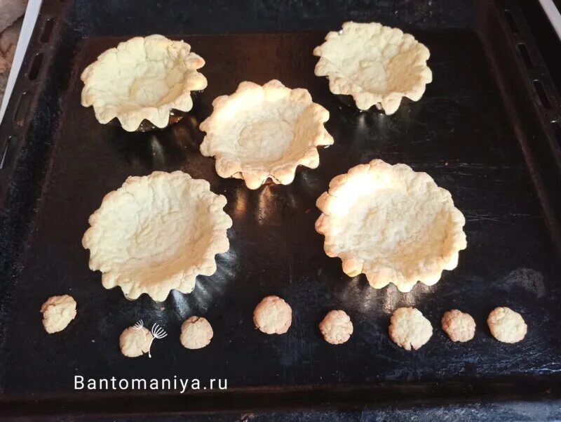 Корзиночка со сгущенкой. Пирожное корзиночка. Корзиночки с белковым кремом. Корзиночек госту рецепт. Пирожное корзиночка из 90-х.