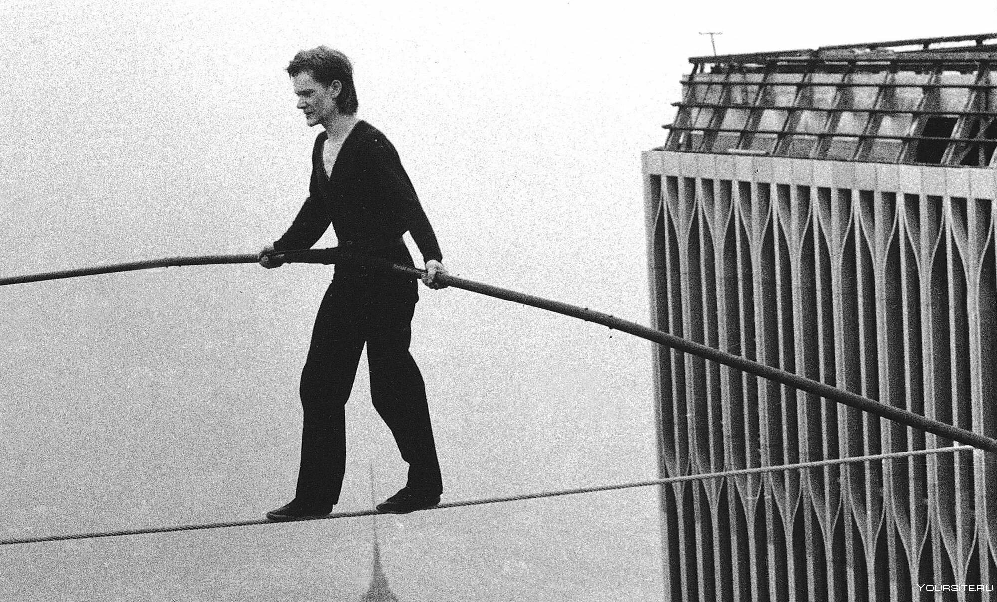 Фотографии пети. Филипп Пети канатоходец башни Близнецы. Филипп Петит. Филипп Пети 1974. Французский канатоходец Филипп Пети.