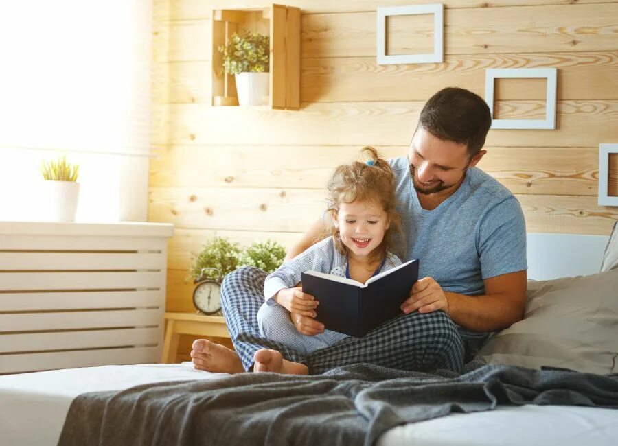 Dad is reading. Счастливая семья на кровати. style happy family кровать новорожденного. father son and daughter book. happy family reading books.