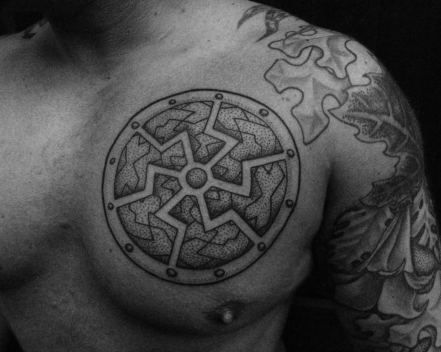 Славянские обереги тату. Славянские руны звезда сварога. Славянские татуировки звезда сварога. Тату славянские обереги для мужчин. Славянские тату.
