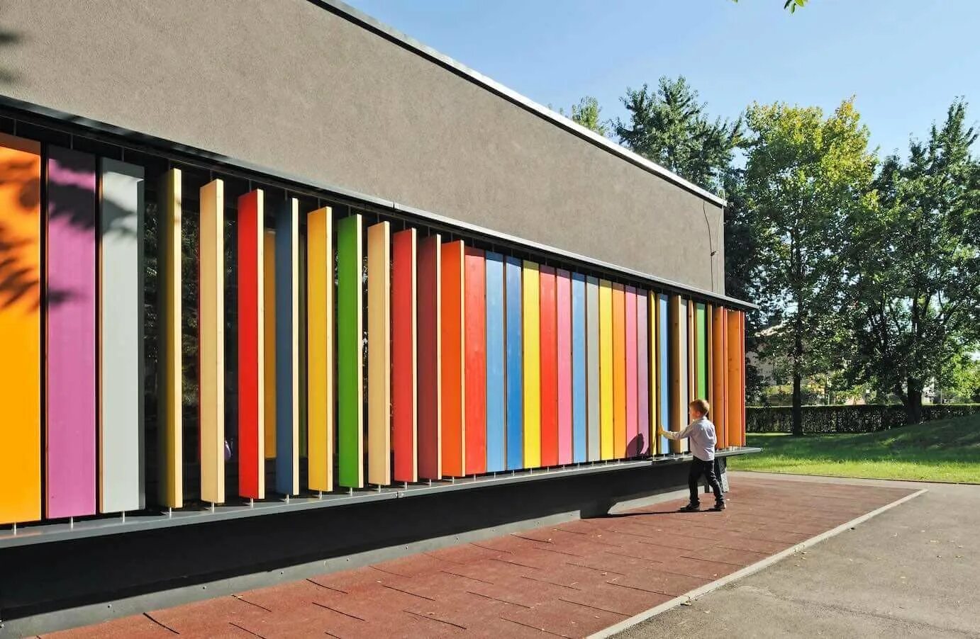Фасад сада. Детский сад Kekec (Словения). Детский сад Kindergarten Словения. Детский сад фасад. Яркие фасады детских садов.