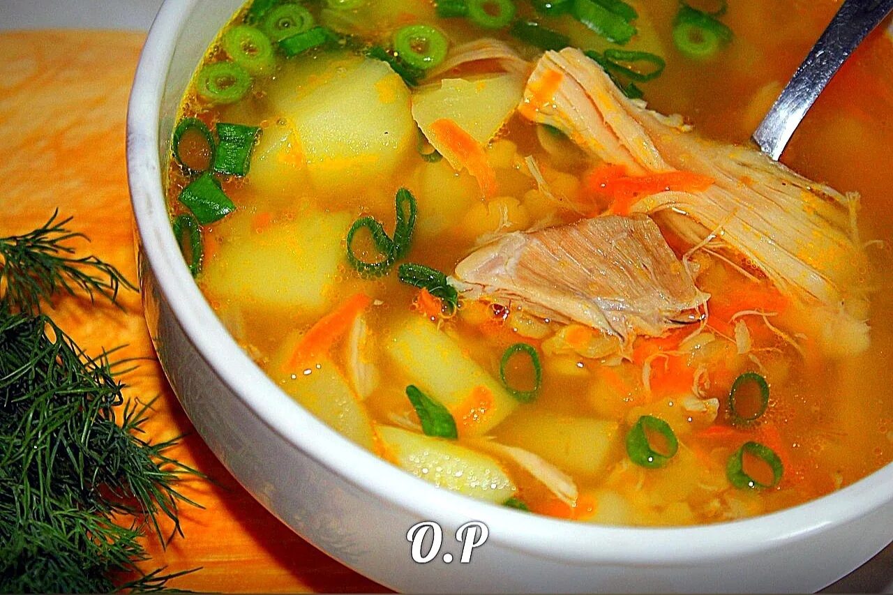 Суп курица с картошкой в кастрюле. Суп куриный с картофелем. картофельный суп с курицей. суп куриный с картофелем и морковью. куриный суп с картошкой и морковью.