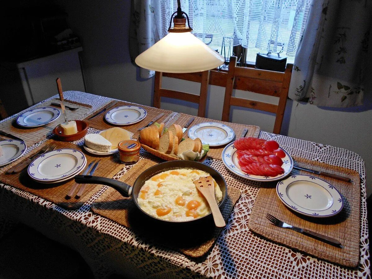 Домашняя кухня на дому. Стол с едой. Домашний стол с едой. Накрытый стол с едой. Сервировка стола с едой.