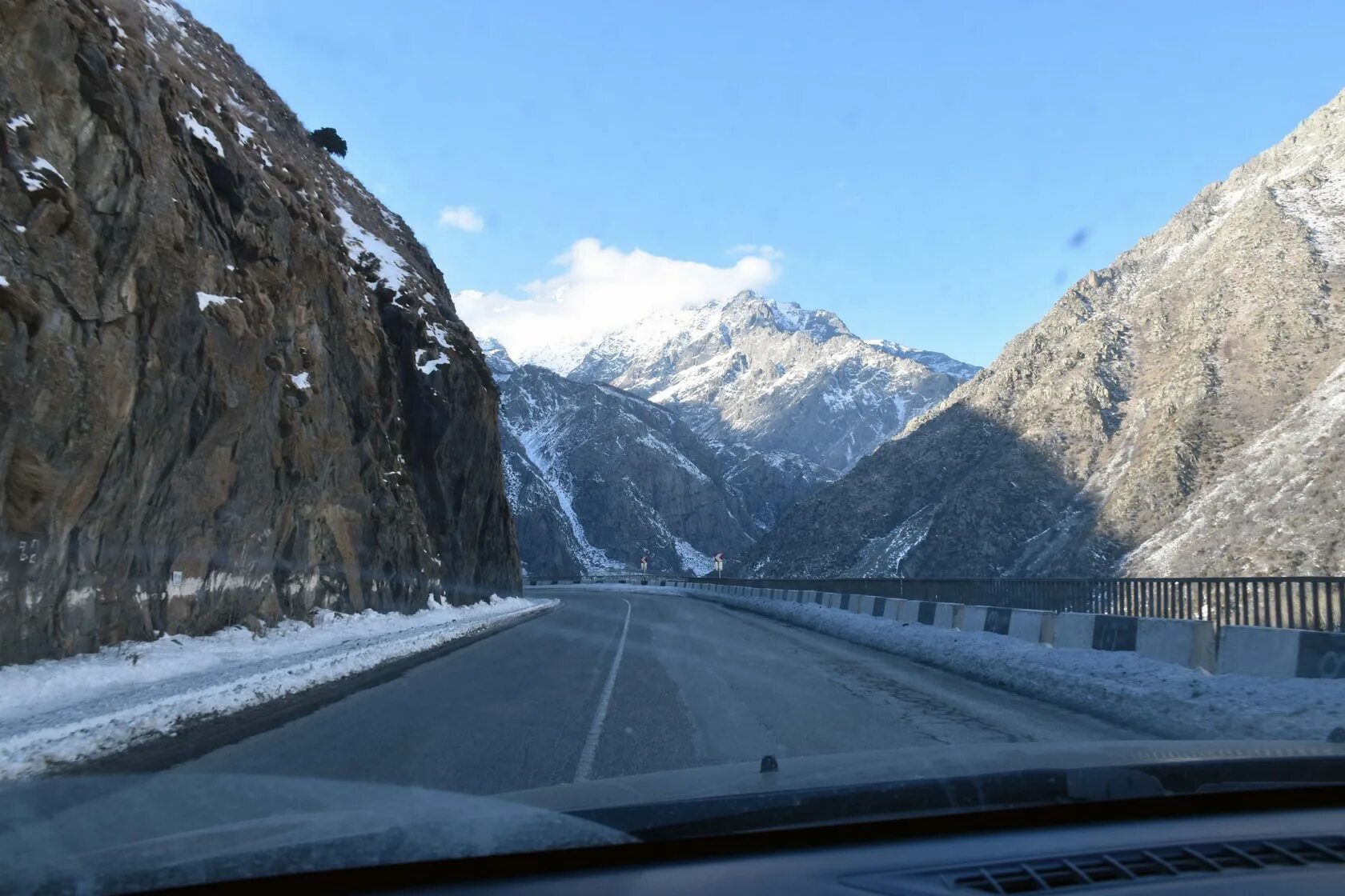 верхний ларс крестовый перевал. верхний ларс дорога серпантин. верхний ларс крестовый перевал. верхний ларс перевал. гора ларс в грузии.