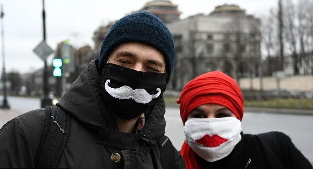Люди в масках на улице зимой. Москва улица маска. Москва улица маска. Люди в масках на улице. Человек в маске.
