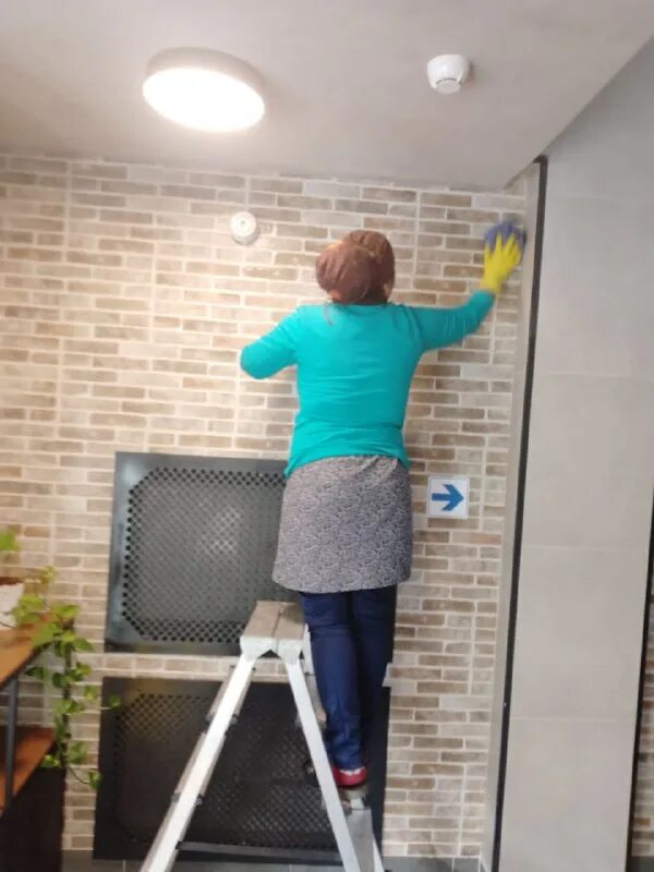 Клининг мурино. Уборка подъездов. Инвентарь для уборки подъездов. Мытье полов в подъезде. Техничка для подъезда.