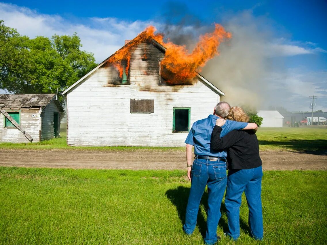 Like a house on fire перевод. House on fire идиома. Get on like a house on fire идиома. Idioms related to houses. Get on like a house on fire.
