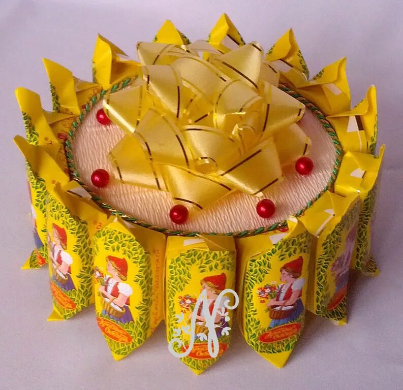 Букет из сладостей для девочки. Конфетные букеты для детей. Конфеты для детей своими руками. Конфеты для детей своими руками. Букет конфет.