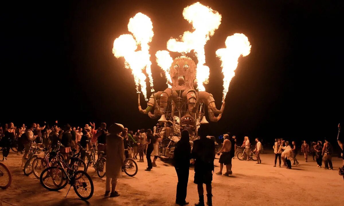 Бёрнинг мэн сжигание человека. Огненный человек burning man. Фестиваль огня бернинг мэн. Горящий человек фон. Фестиваль бернинг мэн горящий человек.