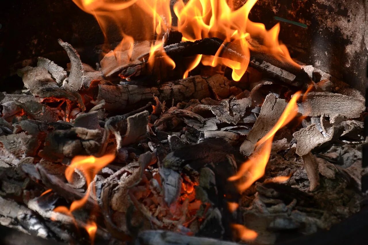 Тепло от костра передается людям. Огонь. Пепел от костра. Пламенный костер. Огонь и пепел.