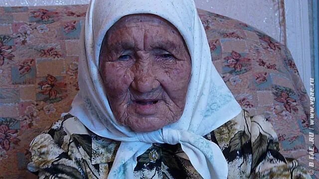 100 year-old lady. 100 летняя бабушка. 100 летняя бабка. Бабушка долгожительница. Бабка в шали.