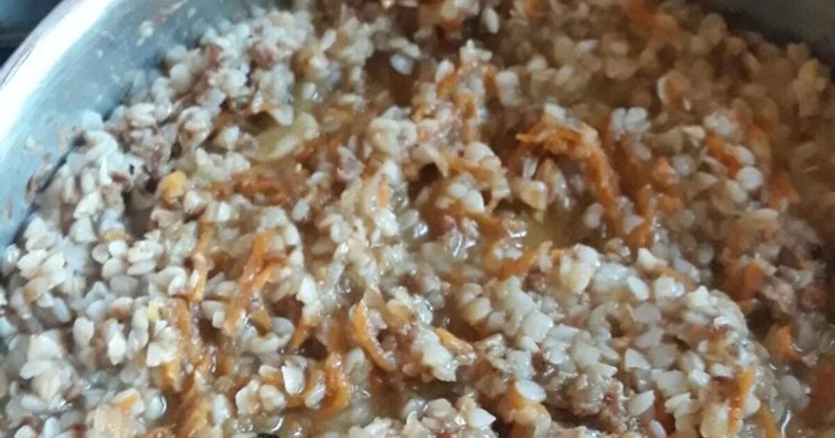 Гречневая каша с тушенкой в кастрюле. Гречка по-купечески с тушенкой. гречка с тушенкой в кастрюле. гречка с мясом в кастрюле.