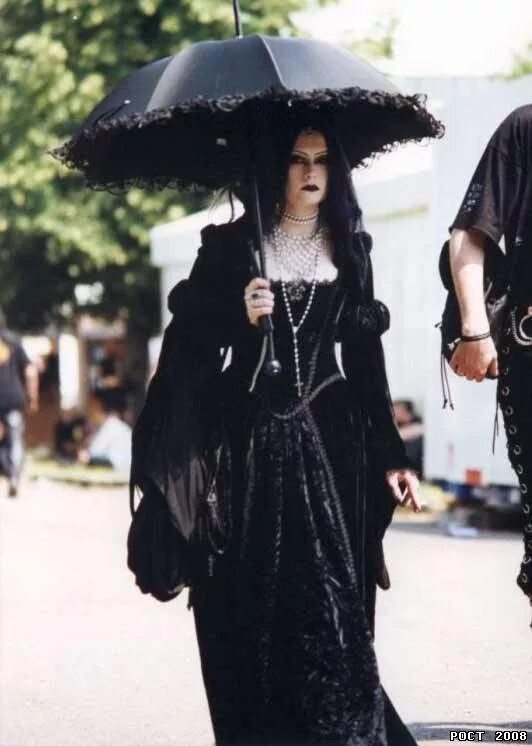 готы крестятся. эмо статусы. готика субкультура. современные готы. готы подруги.