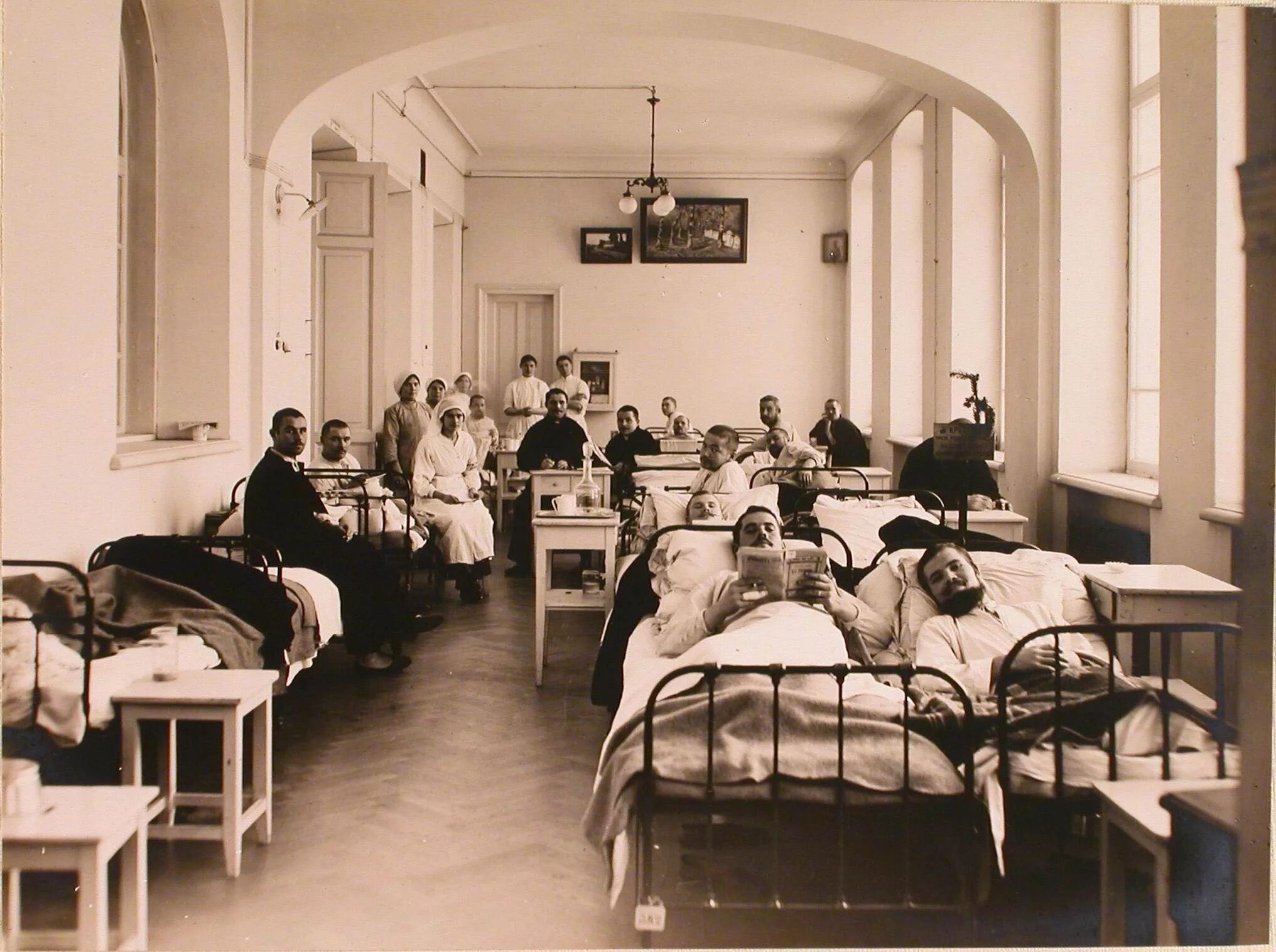 Госпитали мобилизованных. Киевский военный госпиталь 1914. Госпиталь в Аничковом Дворце 1941. Омск 19 век военный госпиталь.