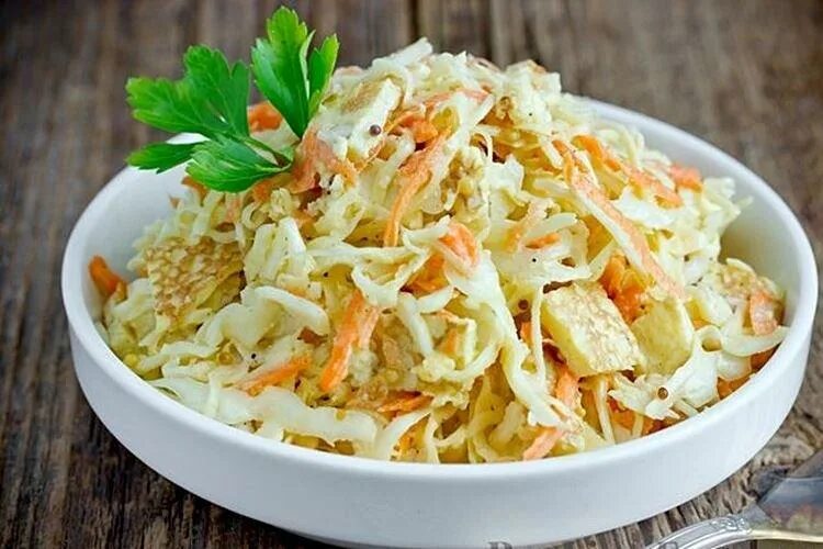Капуста салат быстро и вкусно. Салат из капусты. салат из белокочанной капусты с морковью. салат с капустой и морковкой. салат с морковкой и омлетом.