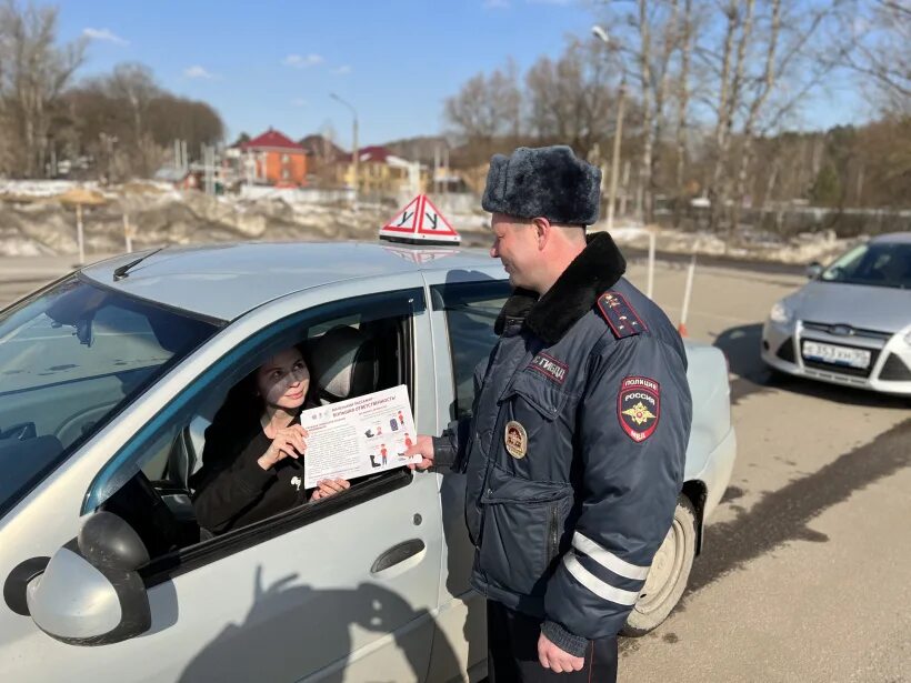 ученик вождение. урок в автошколе. инструктор автошколы. девушка с автоинструктором. практическое вождение автомобиля в автошколе.
