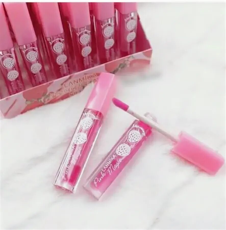 Karite блеск для губ Magic Lip Gloss. Блеск для губ Strawberry. Lip Gloss блеск для губ Strawberry. Блеск высыхает на губах.