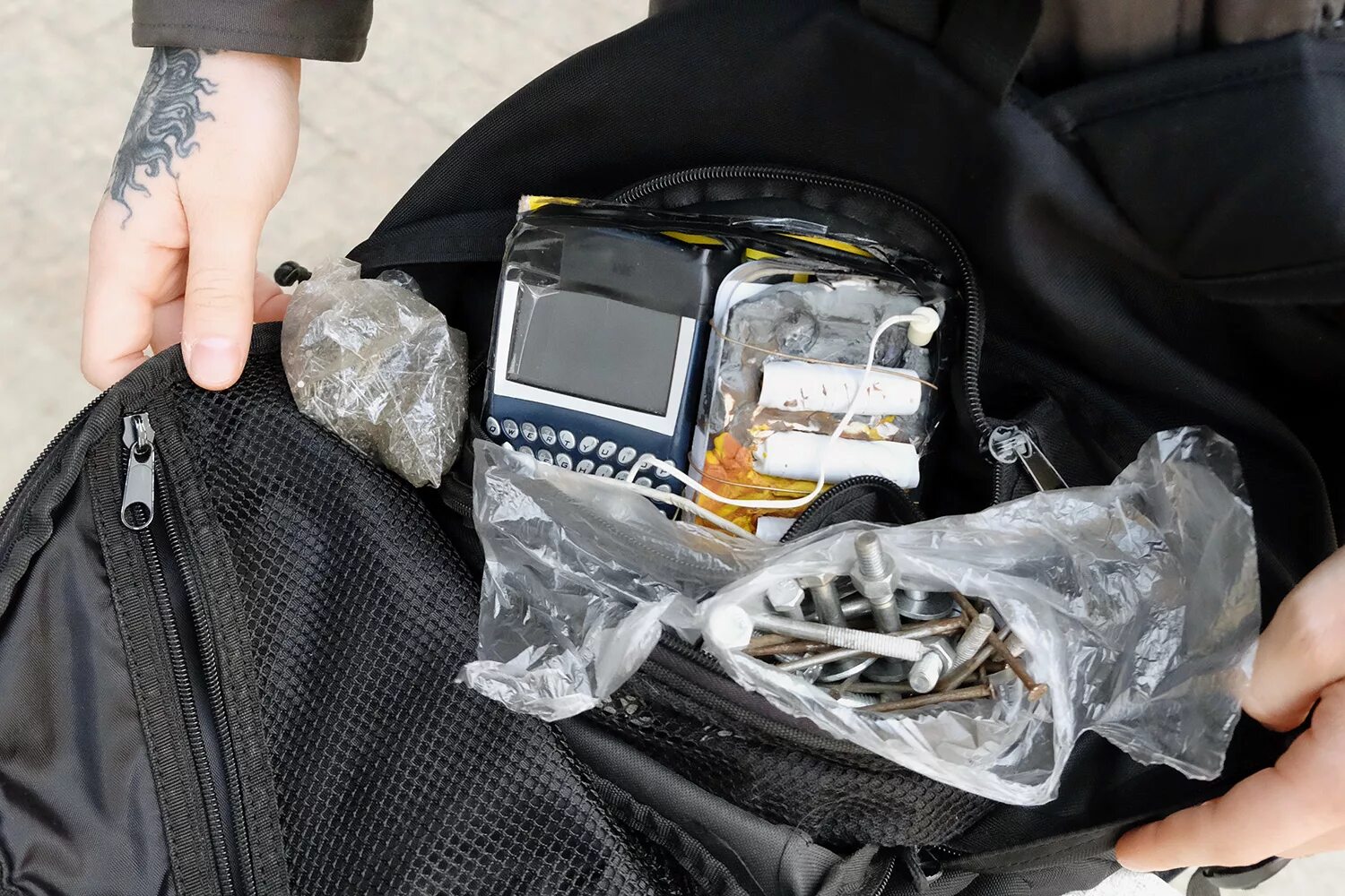 Сумка в автобусе. Взрывное устройство в телефоне. Муляж взрывного устройства. Взрывное устройство в телефоне. Взрывное устройство в телефоне.